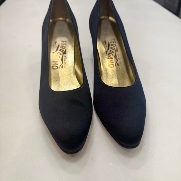Salvatore Ferragamo Italy Women’s Navy Blue Satin Heels Size 9 Excellent! - Picture 3 of 14
